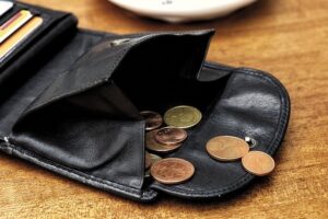 小銭入れから飛び出す硬貨