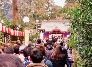 初詣の参拝客でにぎわう神社