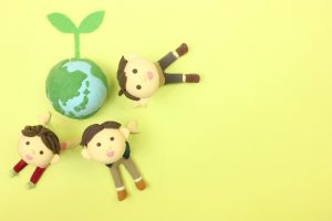 色々あるけど頑張ろうというメッセージの地球と空を見上げる人のぬいぐるみ