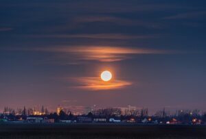 街の上に浮かぶ満月