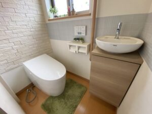 モダンで清潔な日本のトイレ