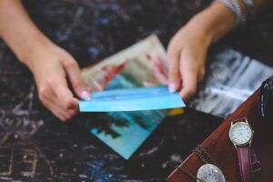 旅先の写真を手に取る|断捨離する写真のイメージ