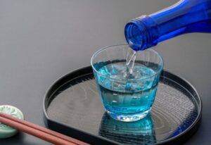 冷酒をガラスのお猪口に注ぐ｜おいしく御神酒を頂くイメージ