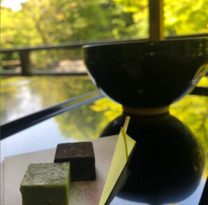 寒川神社神嶽山神苑内にある和楽亭の抹茶セット(生チョコ)