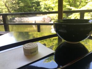 寒川神社神嶽山神苑内にある和楽亭の抹茶セット(粒餡入り落雁『万葉の花』)