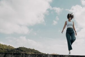 フレッシュな運気をまとう軽やかな女性のイメージ