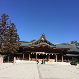 雲一つない快晴の寒川神社拝殿