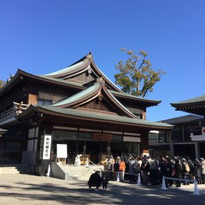 ご祈祷受付のために並ぶ長蛇の列|大人気の寒川神社のご祈祷