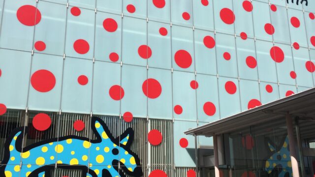 【美術館】『松本市美術館』美術館を埋める草間彌生さんの目を引く赤ドット!