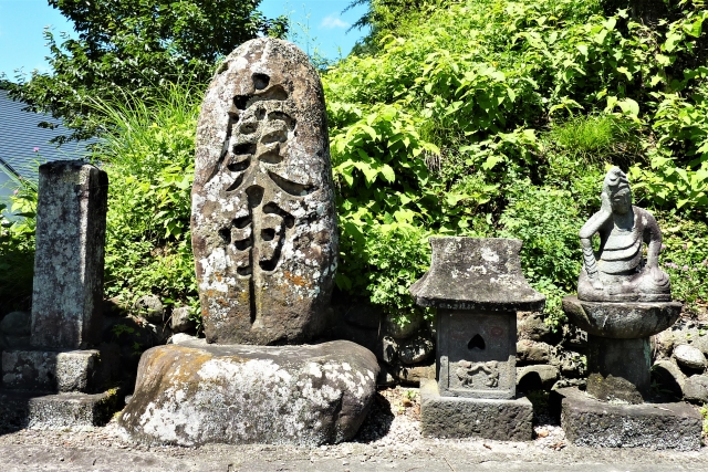 【日本の神様】街角で見かける『庚申塔（こうしんとう）』の意味や祀っている神様について