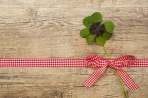 四つ葉のクローバーとリボン