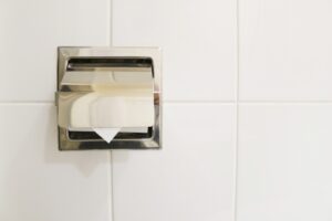 清潔なトイレの整えられたトイレットペーパー