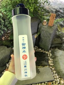 「神嶽山神苑御神水の容器