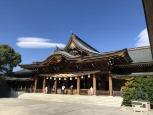 快晴の寒川神社の拝殿