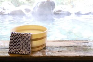 温泉と風呂桶と手ぬぐい