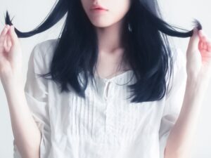 髪を切りたい気分の女性のイメージ