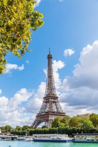 青空を背景にそびえたつエッフェル塔