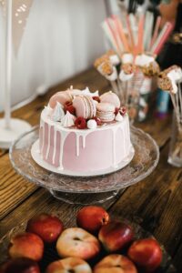 おいしそうなピンクのマカロンケーキ