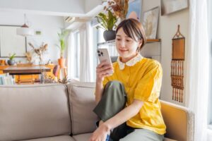 笑顔でスマホを眺める女性