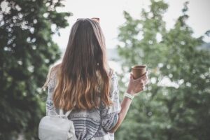 旅行を楽しむ女性