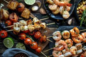 海で楽しむバーベキュー、美味しそうな串焼き各種