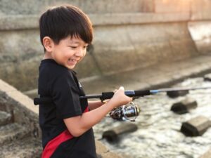 海で釣りを楽しむ男の子