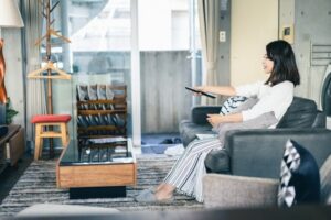 リラックスタイムにテレビを視聴する女性