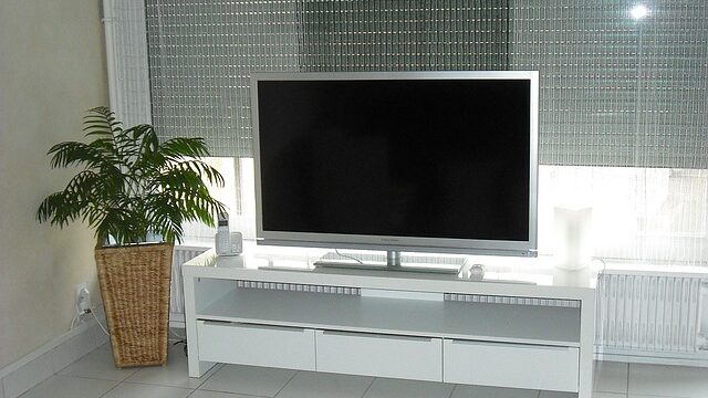 【風水】テレビはどの方角に置くべき?吉方位と凶方位・改善策まとめ