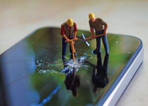 【風水】スマホが割れた時のスピリチュアルな意味 運気・縁起・身代わりのサインとは?