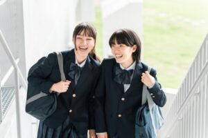 仲良く友達と登下校する女学生