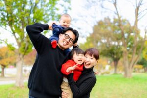 笑顔が素敵な親子、家族の写真