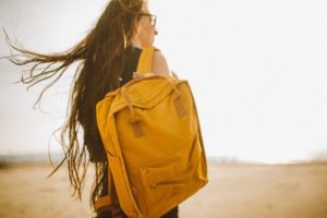 旅行する女性