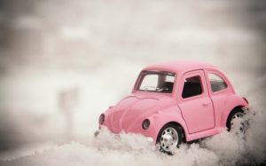 雪道と車