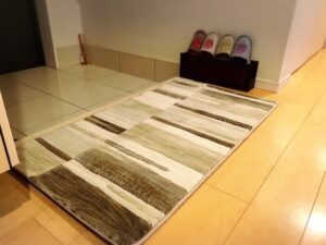 玄関マットが敷かれた落ち着いた雰囲気の玄関