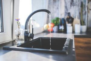 【風水】南西のキッチンはダメなの?風水視点のキッチンの考察と、方角別のインテリア対策について