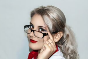 仕事運アップの四角いフレームの眼鏡の女性