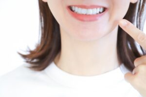 美しい白い歯の女性