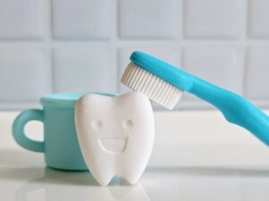 歯と歯ブラシ｜開運ホワイトニングのイメージ