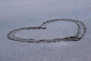 砂に描かれたハート
