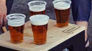 外で飲むビールうまい