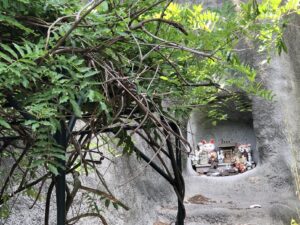 雷神社のお稲荷さん２｜お線香の香りがした小さな神社のイメージ