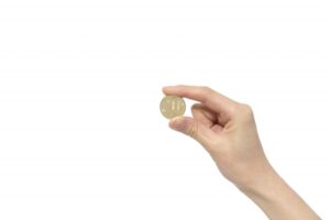 500円玉を持つ手