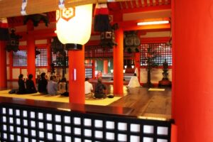 宮島のご祈祷、神社でご祈祷が行われている様子