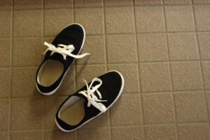 玄関に出しっぱなしの靴、風水ではNG