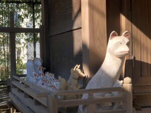 意富比神社のお稲荷さん像