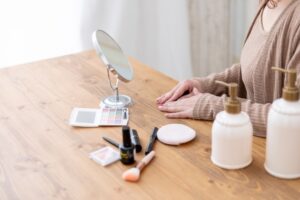 メイクに気が乗らない女性のイメージ