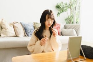 休日に少しだけメイクをする女の子のイメージ