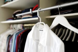【風水】洋服の寿命を見極める!スピリチュアル視点で邪気を落とし、メンテナンスする方法