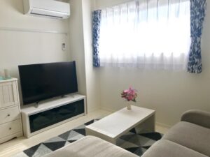 【風水】エアコンと風水の関係！エアコンの下にテレビを置くのは風水的に有り？置く時の開運ポイントを解説！