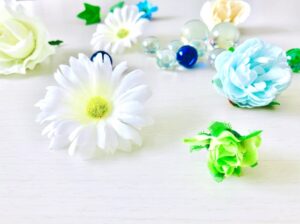 造花とガラス玉